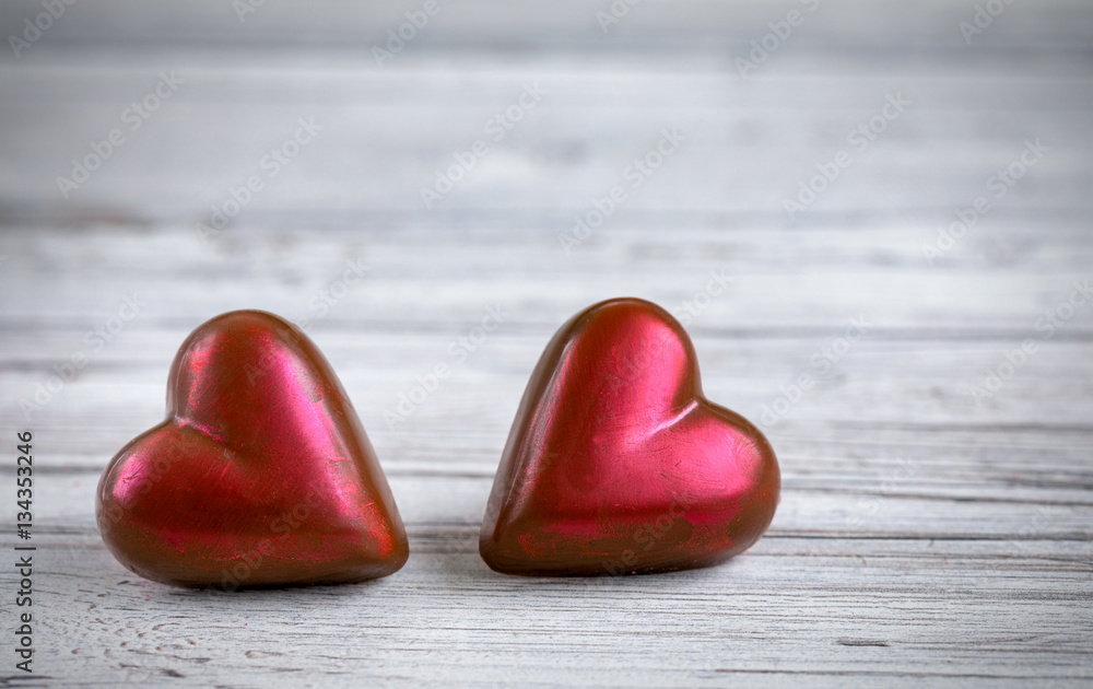 Obraz premium Rote Herzen auf weißem Holzuntergrund zum Valentinstag