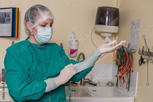 Les mains et les équipements du chirurgien doivent être désinfecté avant chaque opération.