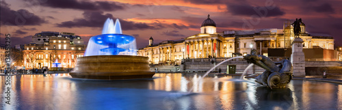 Springbrunnen vor der Nationalgalerie am Trafalgar Square in London bei Sonnenuntergang
