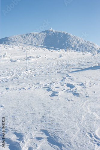 Widok na Śnieżkę zimą od strony Kopy w Karpaczu.