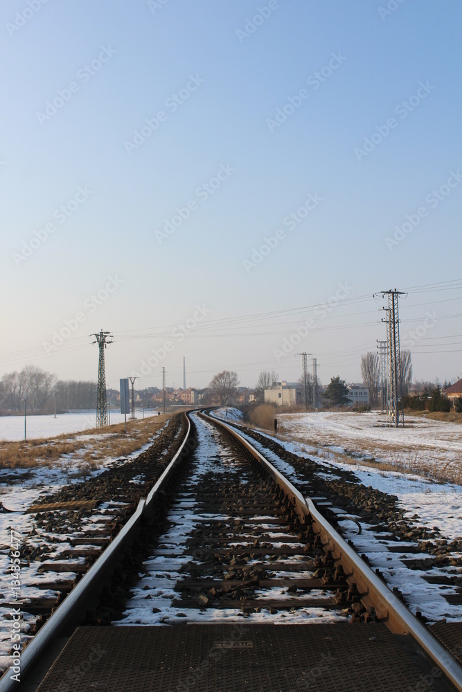 Fototapeta premium pociąg, kolej żelazna, zimowy, popędzać, tor, śnieg, transport, podróżować, transport, szyna kolejowa, linia, zimno, podróż, biały, niebo, lód, stacja, perspektywa, krajobraz, pasażer, lokomotywa, droga, niebieski, stary, ir