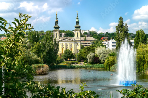 Photography Kirche in Szent Imre város mit Teich im Vordergrund, Budapest, Ungarn
