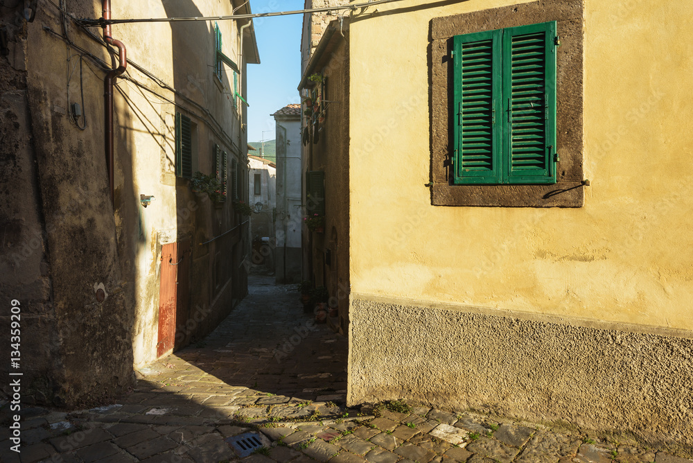 Fototapeta premium The streets of an unknown town in Tuscany, Castel del Piano, Ita