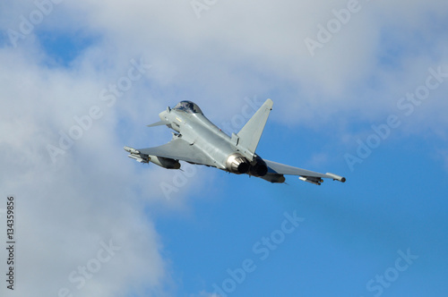 Eurofighter Typhoon despegando photo