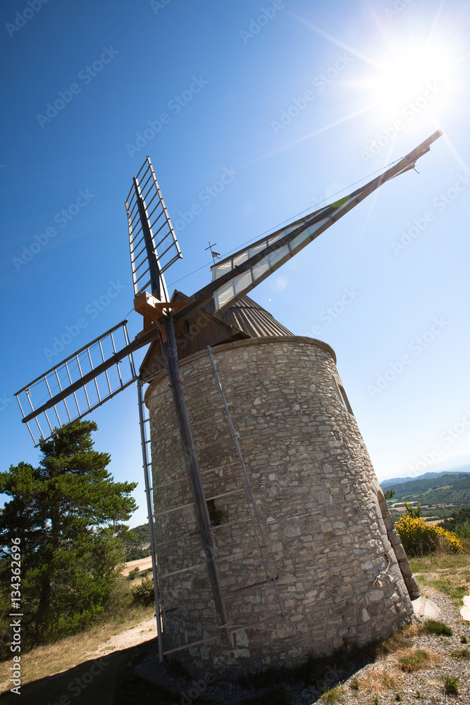 moulin à vent dans la campagne