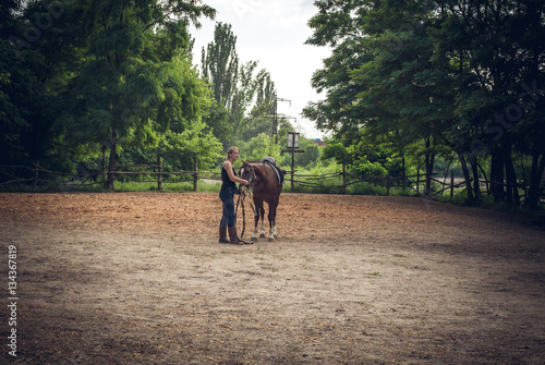 Девушка жокей на лошадиной ферме