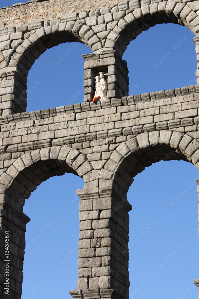 Acueducto de Segovia con imagen de la Virgen María