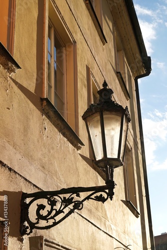 Straßenlaterne in einer Gasse in der Altstadt von Prag