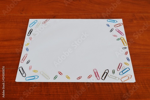 Quadro de aviso branco emoldurado com arranjos de clipes coloridos de vários tamanhos