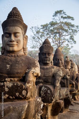 Statuen auf der Brücke von Angkor Wat, Kambodscha