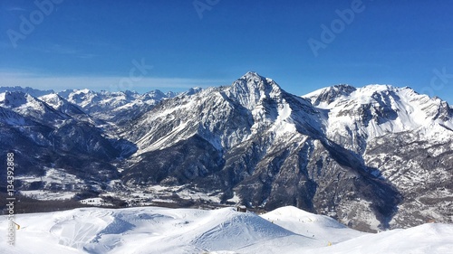 panorama innevato delle alpi piemontesi © clamon