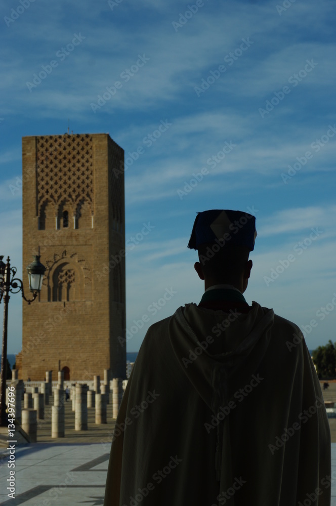 Garde marocain veillant sur la tour Hassan