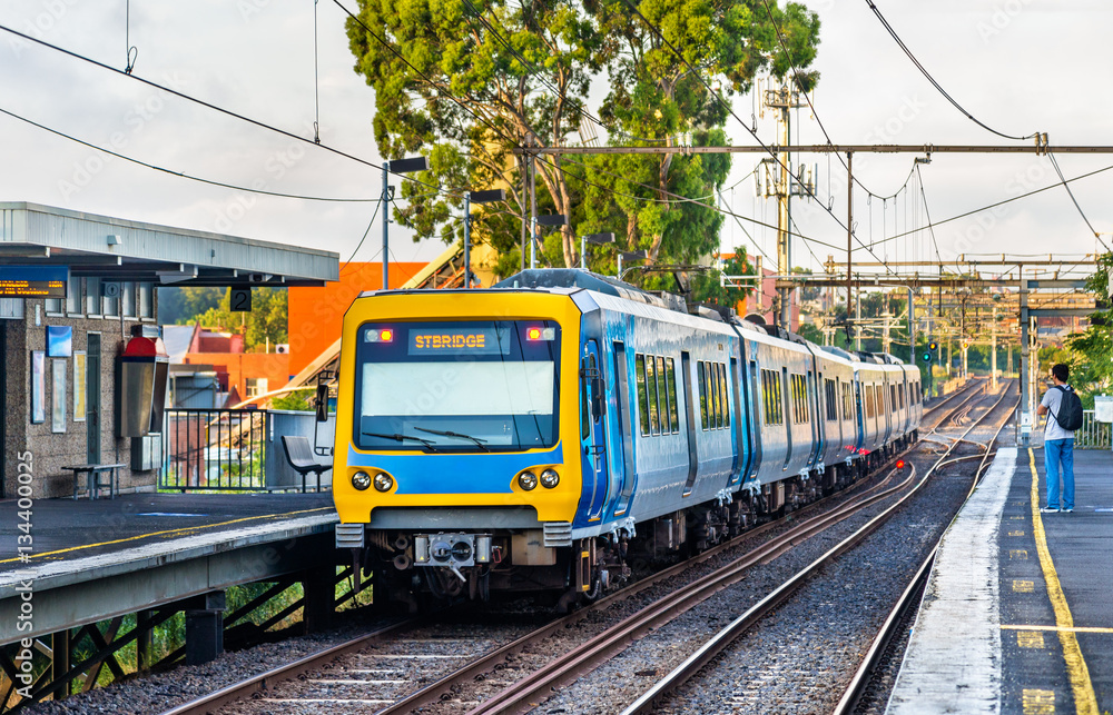 Fototapeta premium Melbourne Metro Train na stacji Victoria Park, Australia