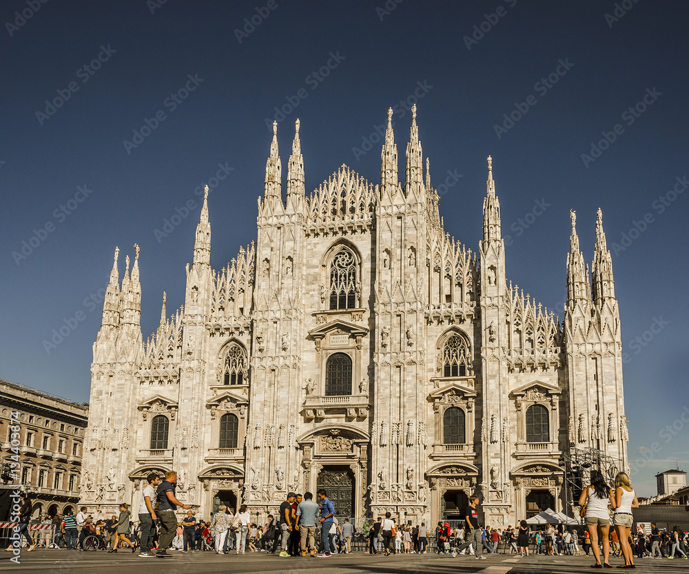 Folla di fronte al Duomo di Milano