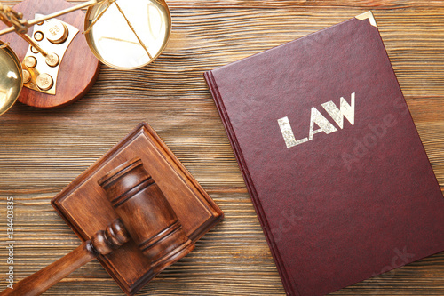 Canvastavla Judge gavel with scales and Law book on wooden background