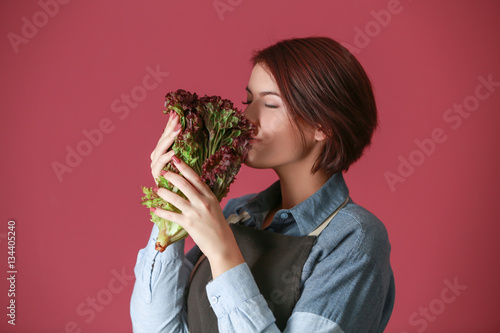 Young woman holding fresh l...