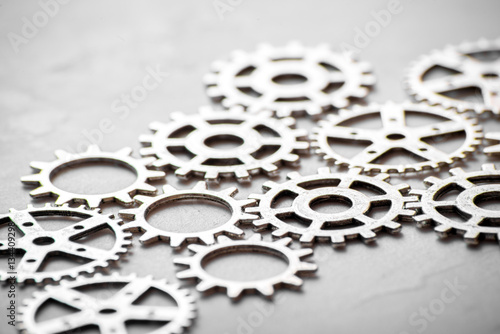 Foto concept hour metal gears on gray background top view