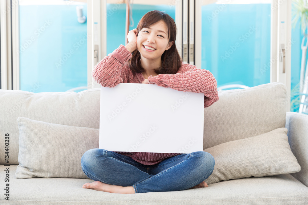 ホワイトボードを持つ女性 ホワイトボードを持つ女性