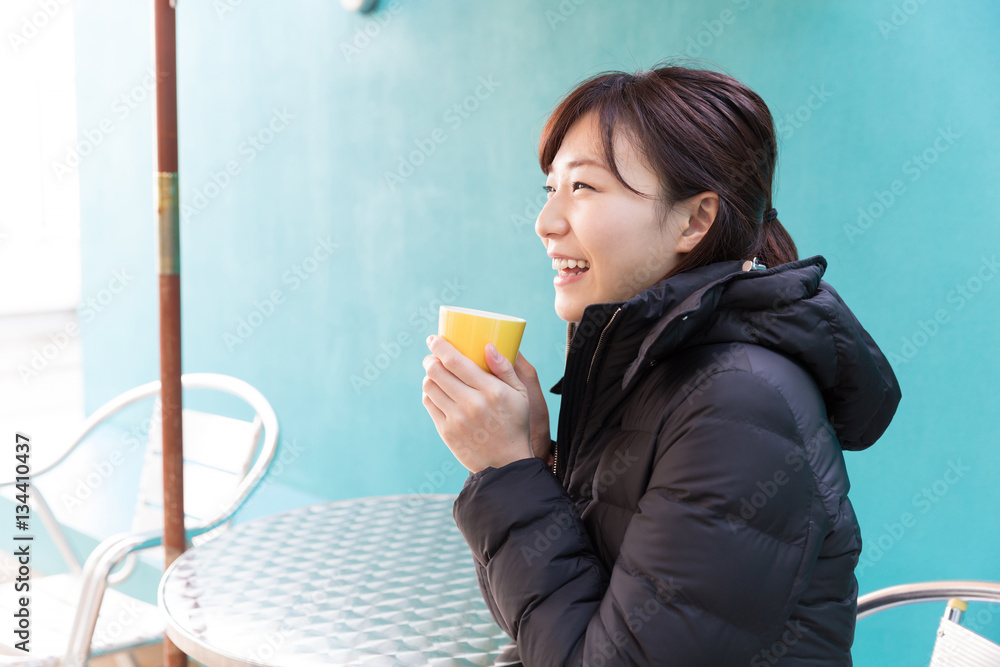 オープンカフェで飲み物を飲む女性 オープンカフェで飲み物を飲む女性