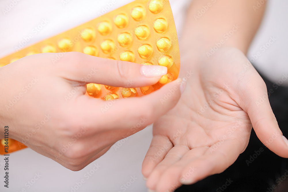 Obraz premium Acceptance of drugs. Self-treatment at home. Pills prescribed by your doctor.