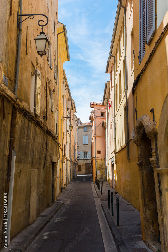 Fototapeta droga ze starymi budynkami w Aix-en-Provence