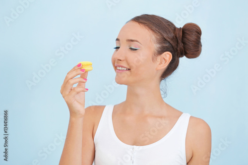 Cute girl with macaroon on ...