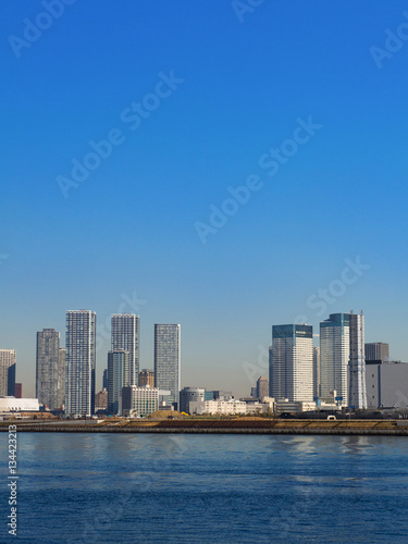 東京港と高層ビル群