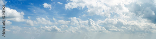 Panorama biel chmura i niebieskie niebo w ranku