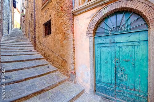 Quadro su tela Old door and stairs of the medieval town of Cortona, Tuscany
