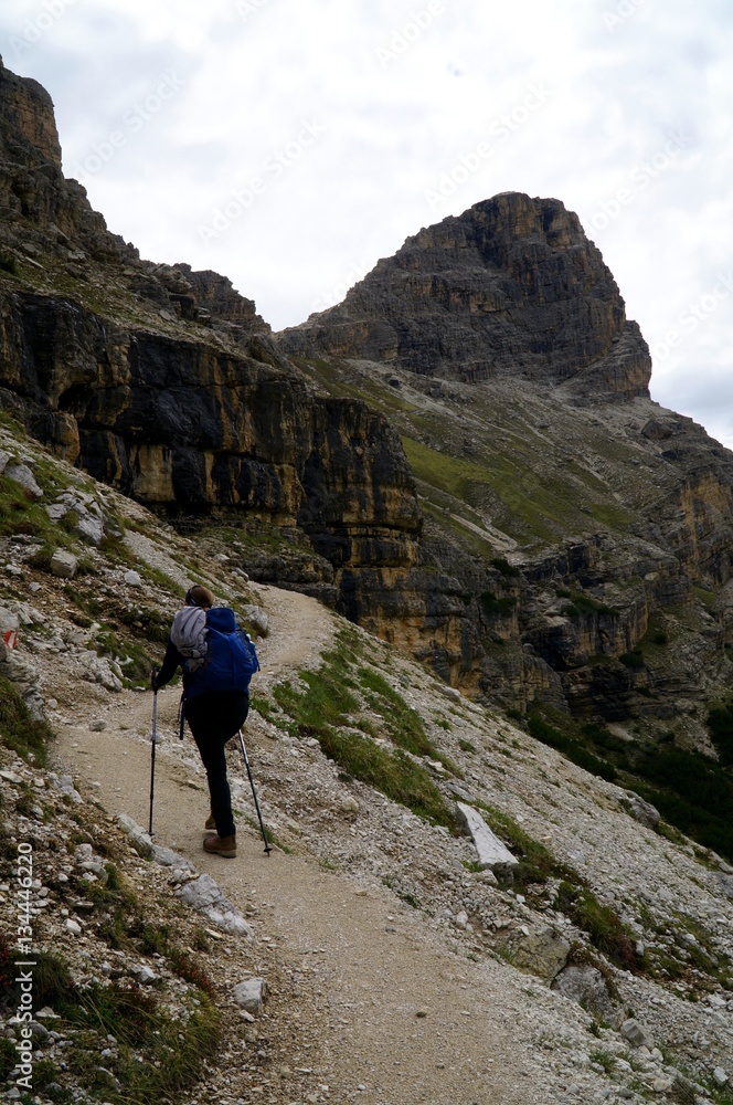 Wanderin beim Anstieg zum Sassongher Wanderin beim Anstieg zum Sassongher