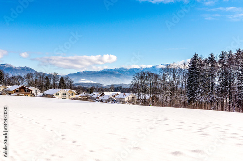 Blick über das verschneite Penzberg auf das Karwendelgebirge