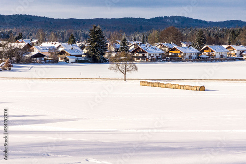 Eine dicke Schneedecke liegt über dem Voralpenland © zauberblicke