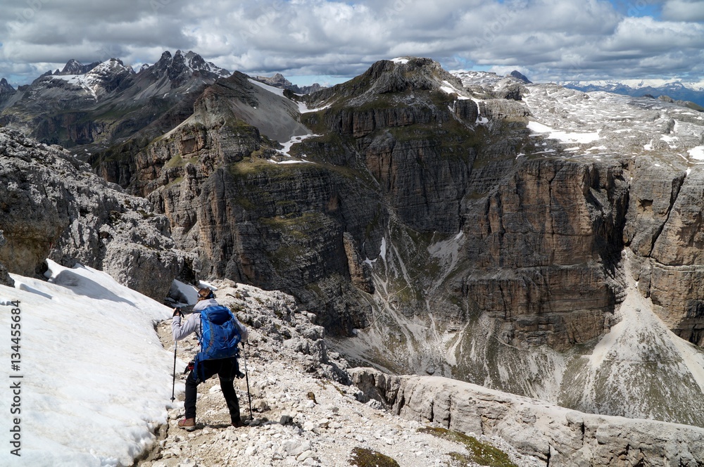 Wanderin in Puez Geisler Naturpark Abstieg von Sassongher