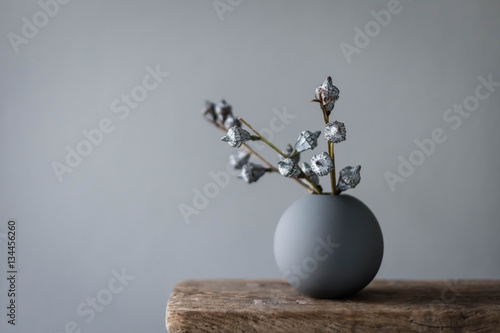 eukalyptus frucht in runder vase