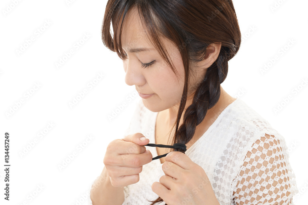 髪を結う女性 Stock 写真 | Adobe Stock