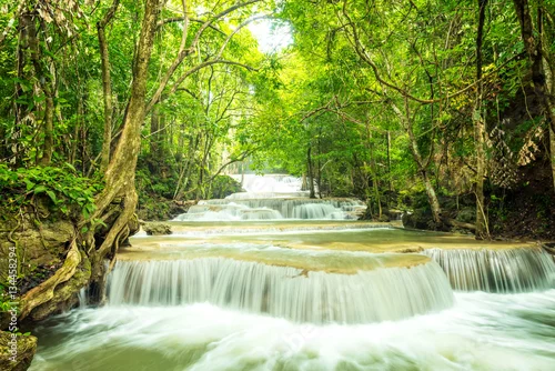 Obraz Piękny i zapierający dech w piersiach wodospad, wodospad Huay Mea Kamin
