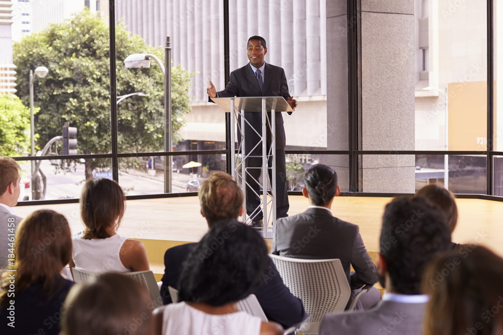 Obraz premium Black businessman presenting business seminar to an audience