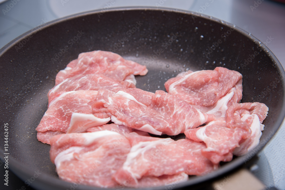 肉を焼く 肉を焼く