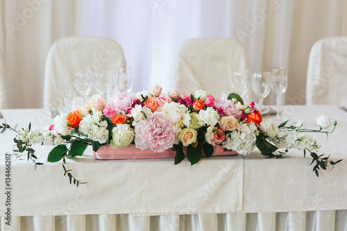 Obraz na płótnie Beautiful fresh floral centerpiece bouquet at wedding reception