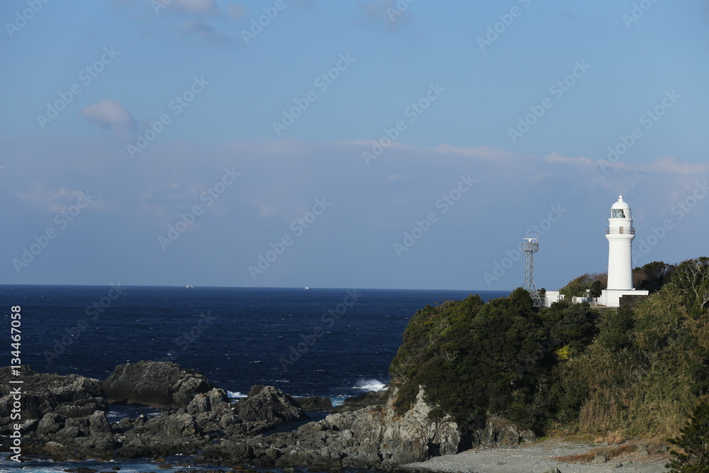 潮岬灯台と太平洋