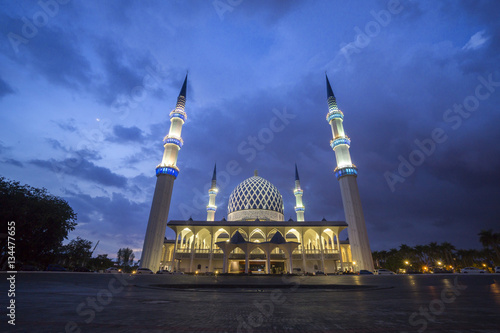 Obraz na plátně The Sultan Salahuddin Abdul Aziz Shah mosque during sunset, Malaysia
