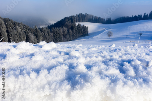 Winterpanorame verschneite Winterlandschaft mit Sonne