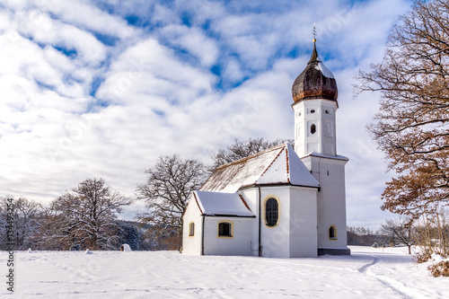 Die Kapelle von Gut Hub erstrahlt in der Wintersonne