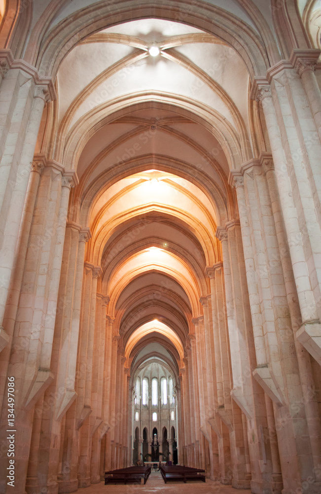 Portogallo, 30/03/2012, il monastero medievale cattolico romano di Alcobaca, fondato nel 1153: la volta manuelina con vista della navata della chiesa 