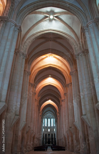 Portogallo  30 03 2012  il monastero medievale cattolico romano di Alcobaca  fondato nel 1153  la volta manuelina con vista della navata della chiesa 