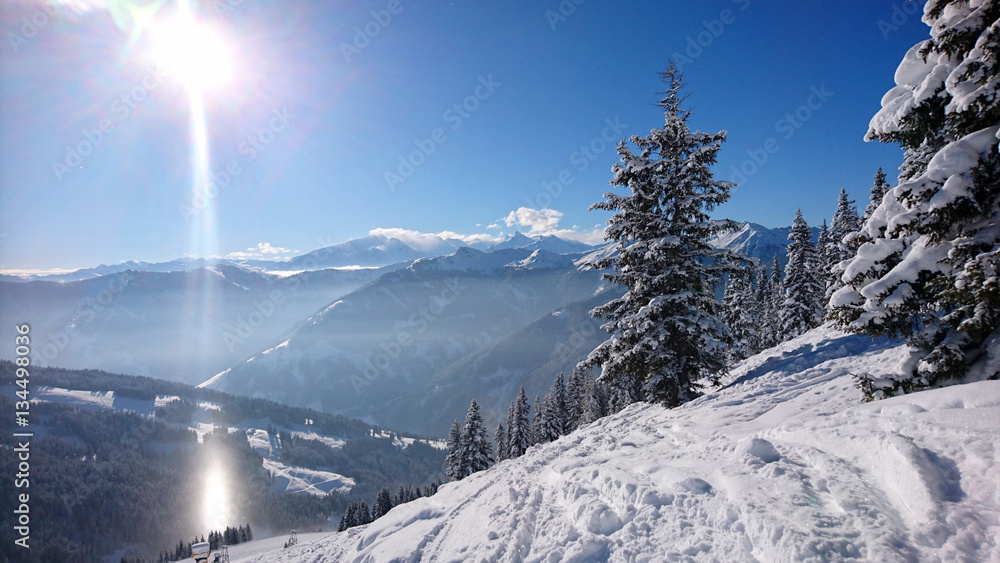 Obraz premium Second sun because of ice crystals in mountains