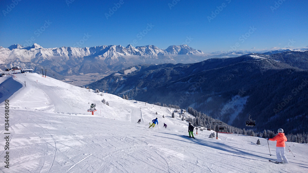 Obraz premium Sunny day on the ski slopes in Saalbach Hinterglemm, Austria