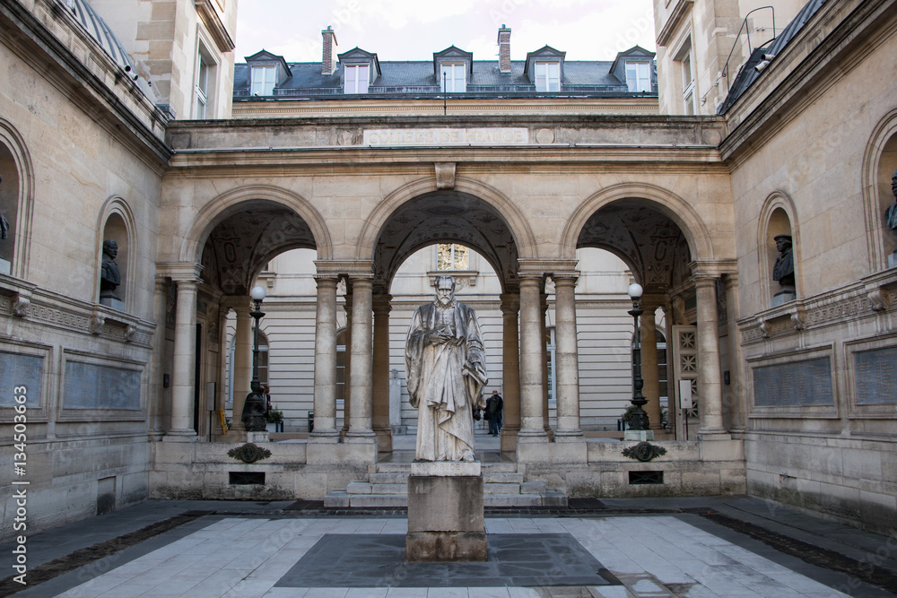 Obraz premium Statue de Budé au Collège de France