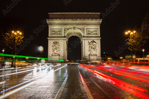 Arc de Triomphe de nuit et environnement en pose longue © Jerome