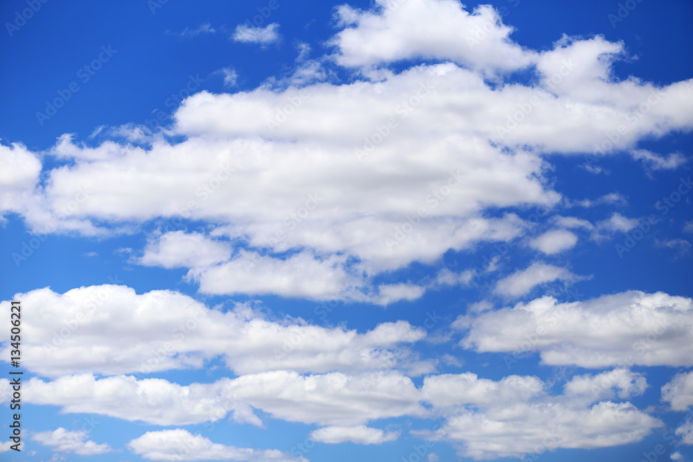 Obraz premium White clouds on a blue summer sky